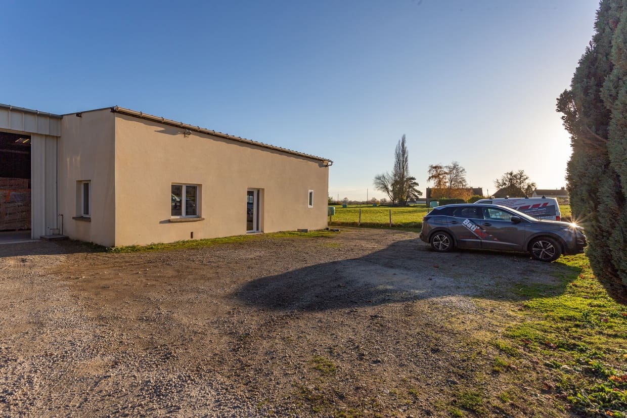 Maison vue de l'extérieur avec véhicule
