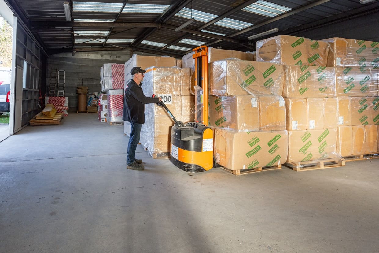 Collaborateur avec transpalette électrique