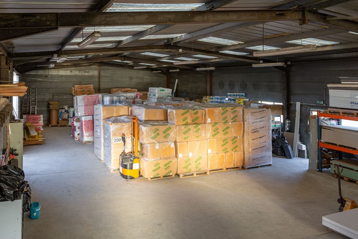 Matériel entreposé dans les locaux de Bati'Nat