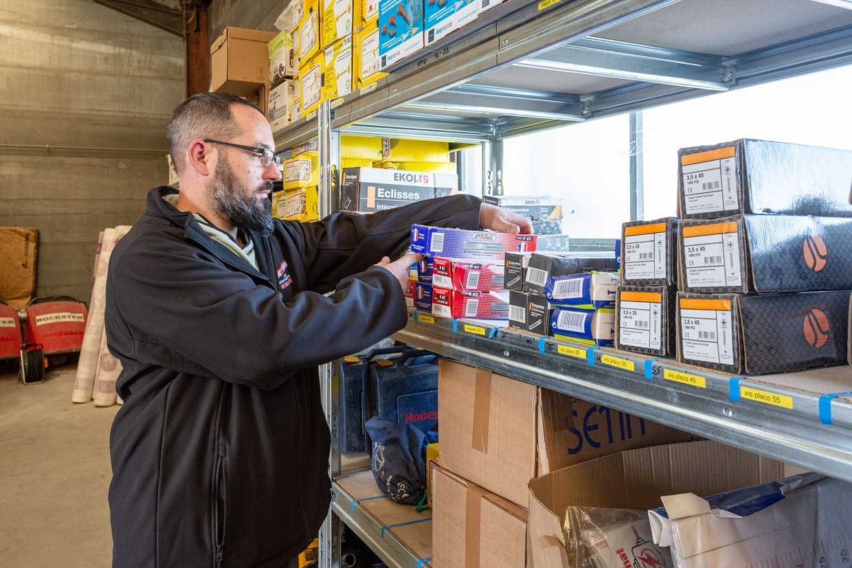 Collaborateur qui manipule des produits