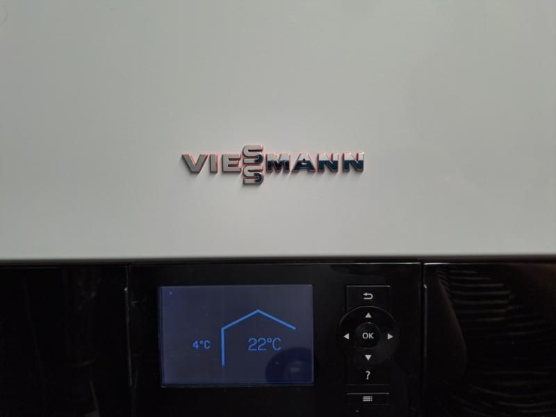 Viessmann-Kesselbedienfeld mit Anzeige einer Außentemperatur von 4°C und einer Soll-Innentemperatur von 22°C.