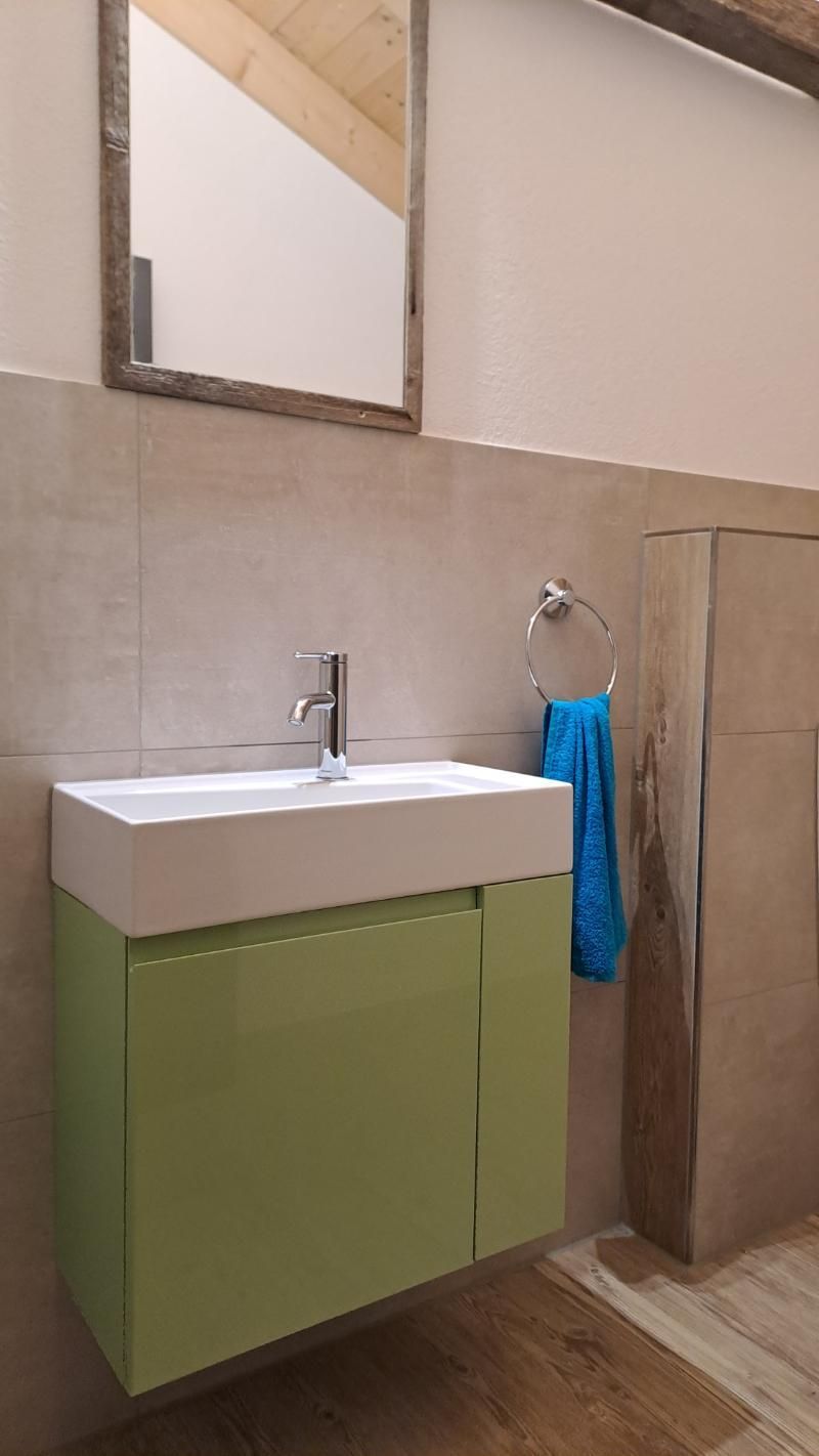 Eine kupferverkleidete Wandleuchte mit integriertem Wasserhahn, Waschbecken 