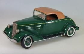 Coupé vintage vert avec toit beige sur fond uni