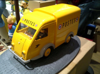 Camionnette jaune Renault Poste française.