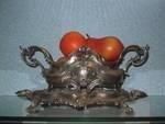 Coupe en bronze argenté posée sur un plateau avec miroir.