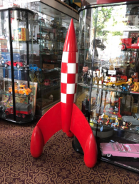 Fusée Tintin sur la lune, en bois avec damiers sculptés.