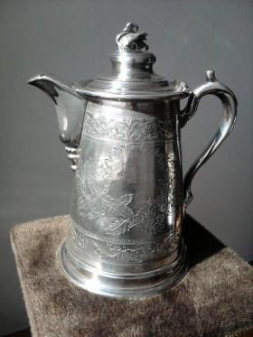 Grande cafetière/thermos 19ème en métal argenté.