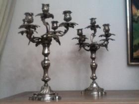 Paire de flambeaux Louis XV à rocailles exubérantes, à 5 branches. Bronze argenté ciselé.