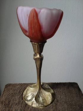 Très belle lampe art nouveau constituée d'un pied en bronze doré et d'une fleur de lotus