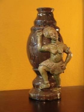 Vase en céramique du Congo belge datée de 1956.