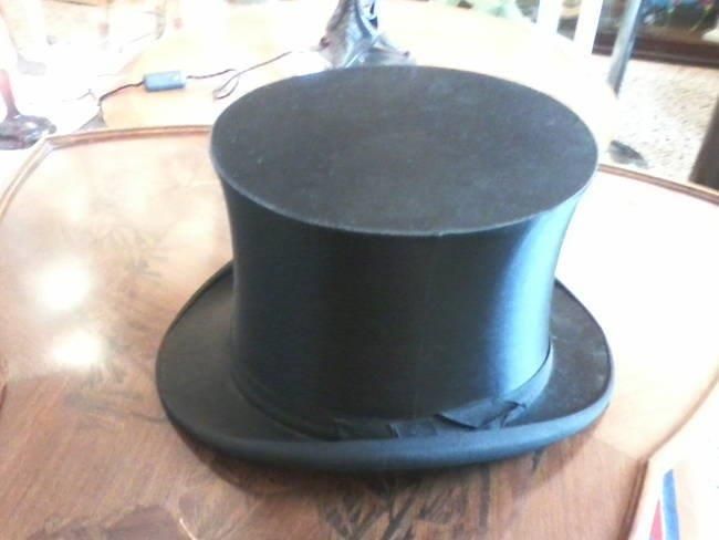 Chapeau claque de la marque 4-8-12 de Marseille, à l'état neuf.