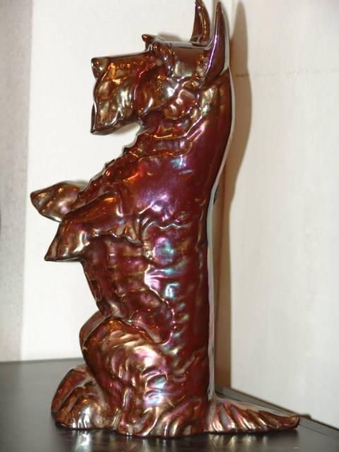 Nécessaire pour feu ouvert (3 pièces) accroché au dos d'un chien en fonte émaillée.