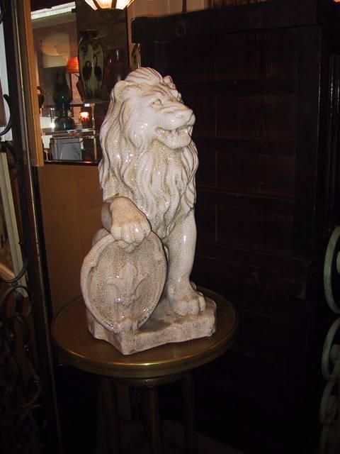 Spectaculaire paire de grands lions en faïence craquelée.