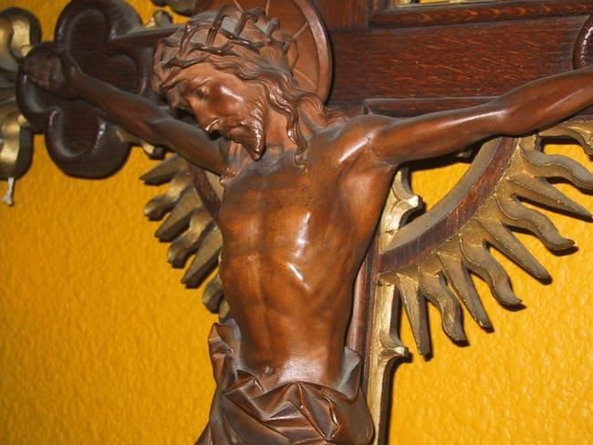 Crucifix ancien, fin 19ème, en chêne sculpté.