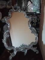 Très élégant miroir chevalet en métal argenté.