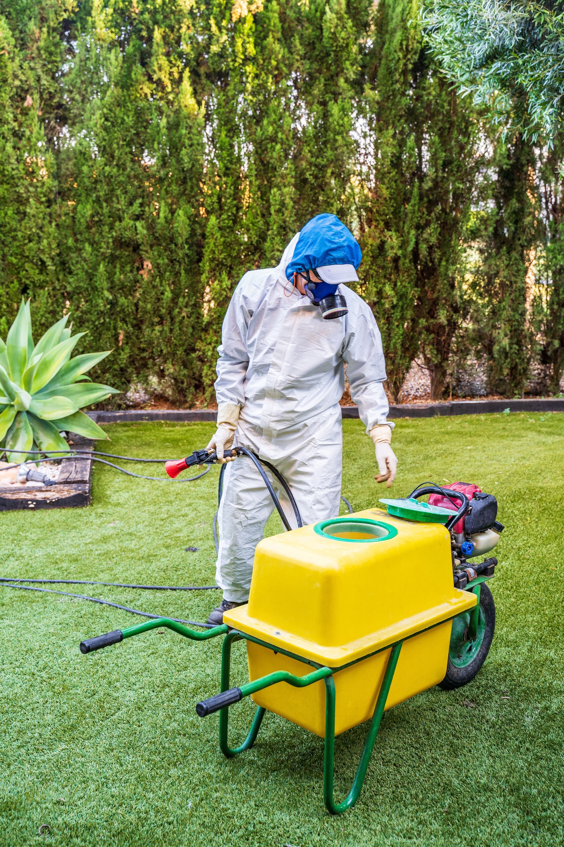 Un homme avec un pulvérisateur sur un chariot