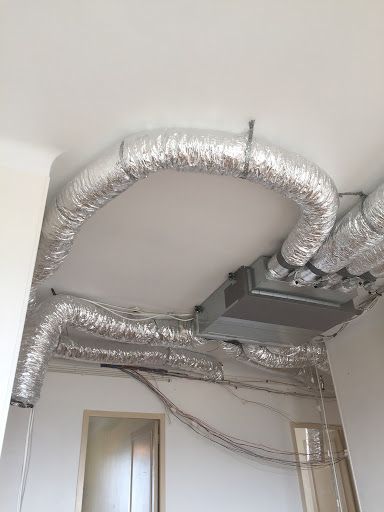 Tuyaux mis en place au plafond pour la ventilation