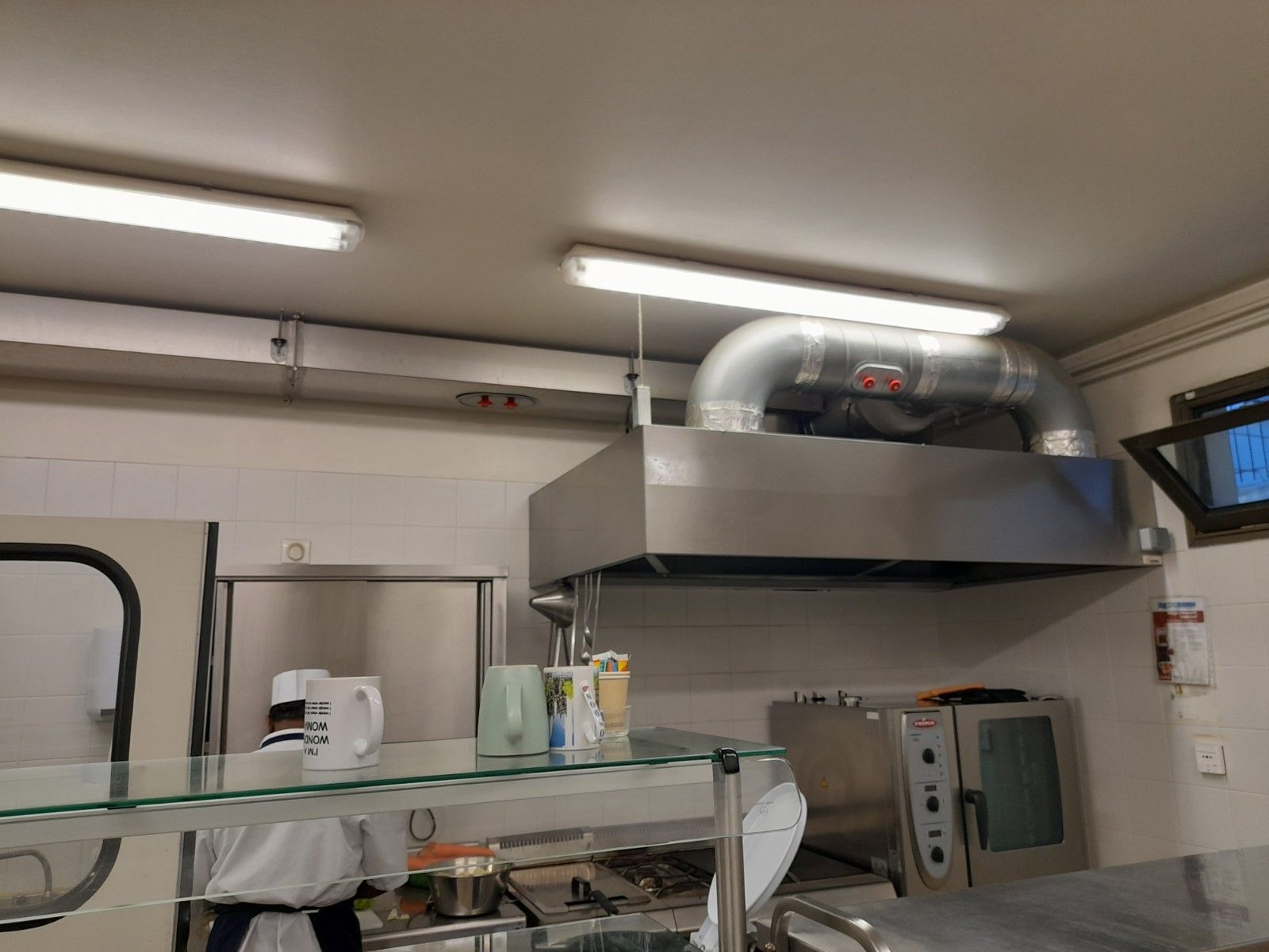 Hotte dans une cuisine professionnelle