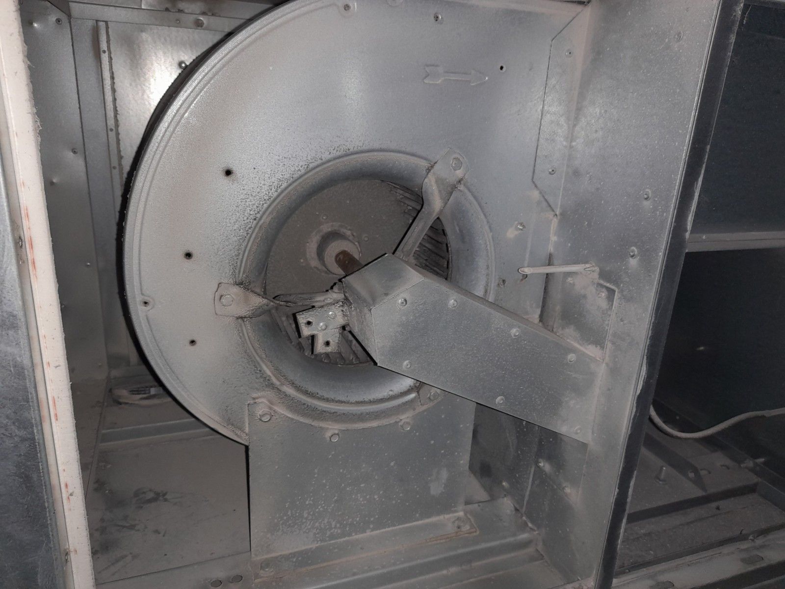 Mécanisme de la hotte nettoyé