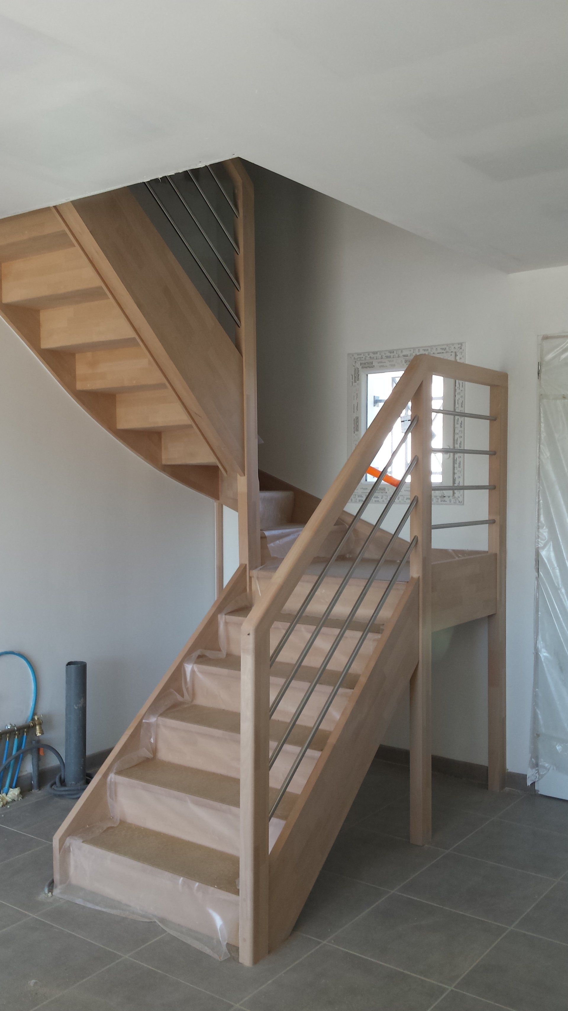 Escaliers en angle bois très clair