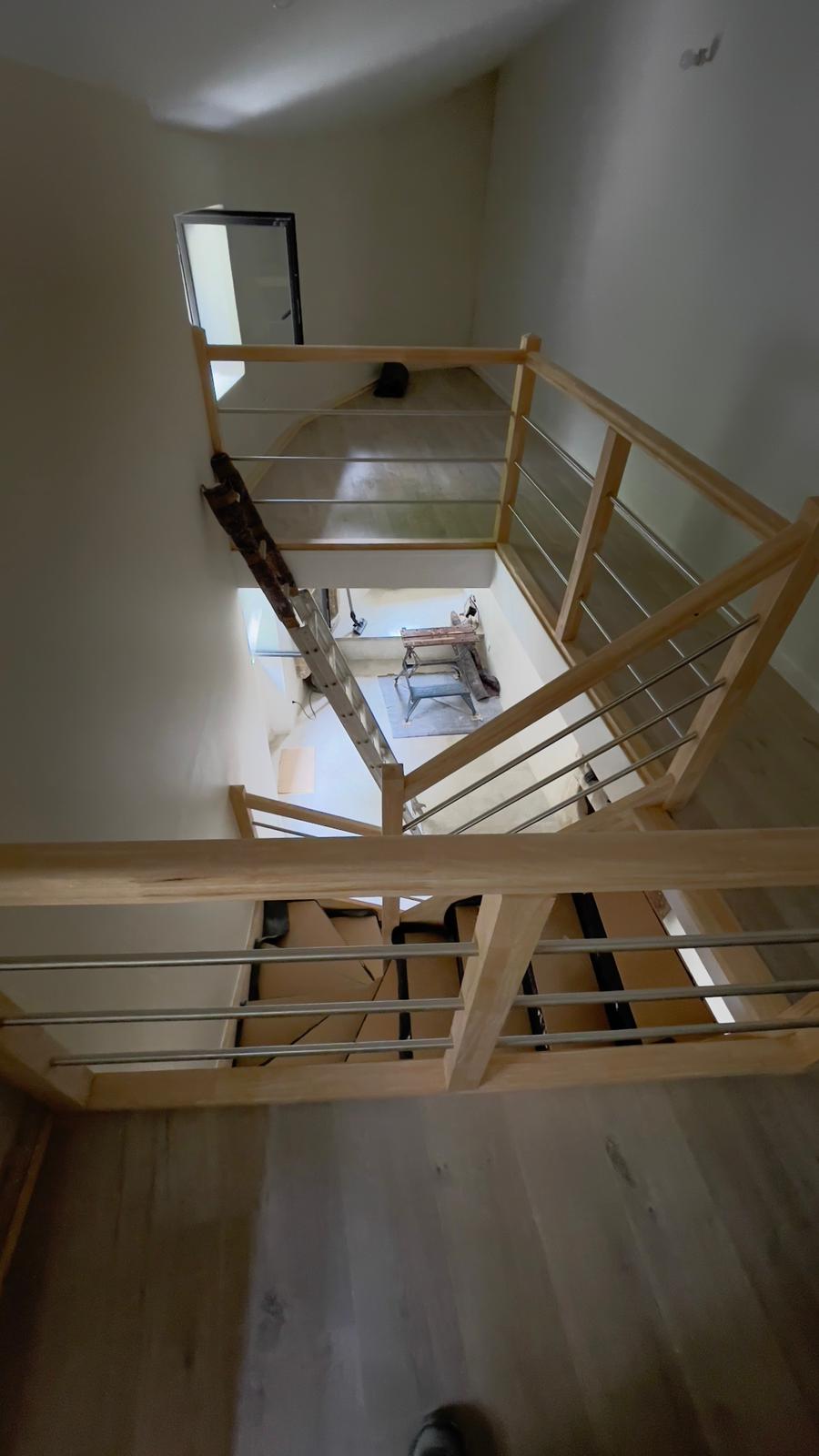 Escaliers avec garde corps en acier vu du dessus