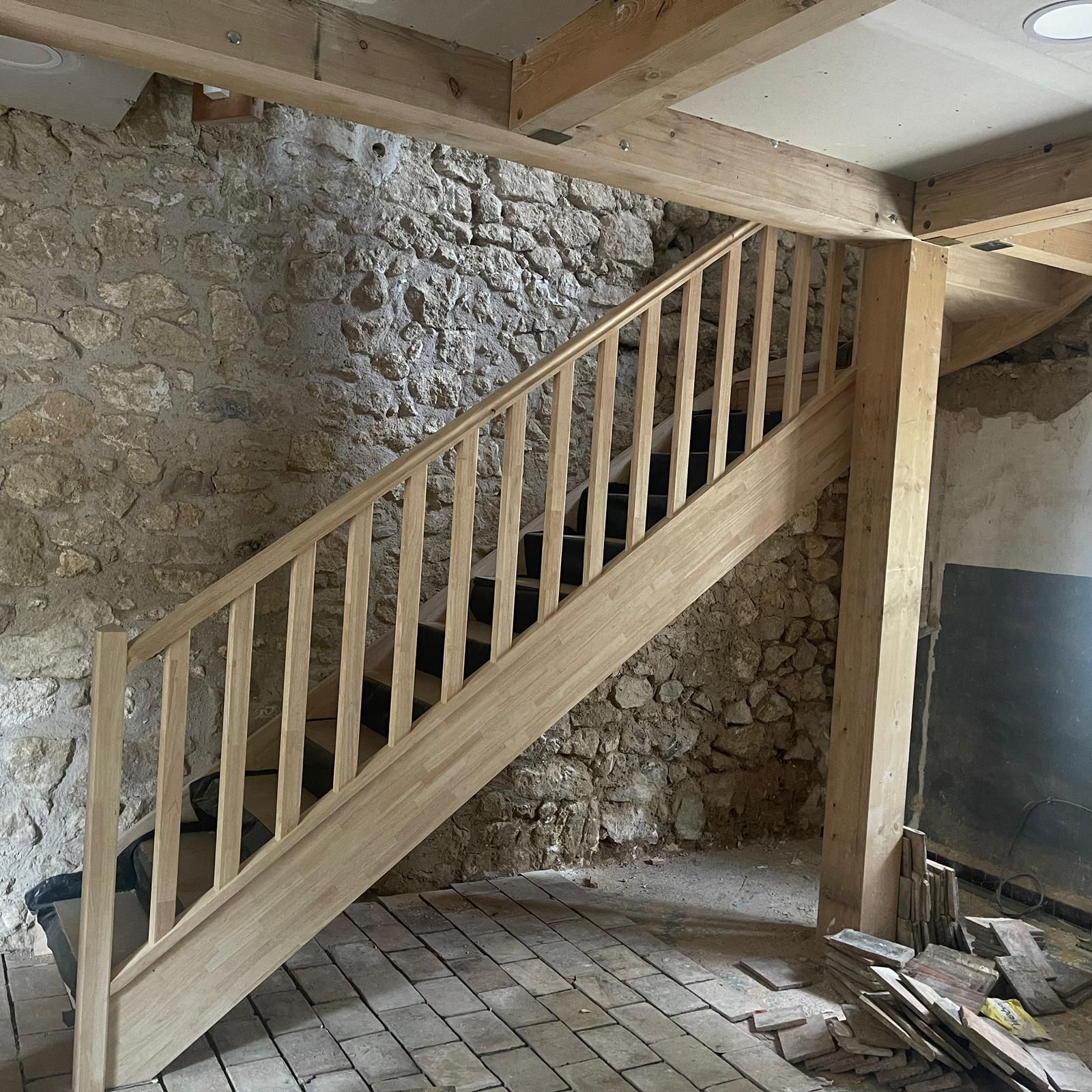 Escalier bois clair dans une cave