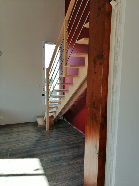 Escaliers bois clair contre le mur