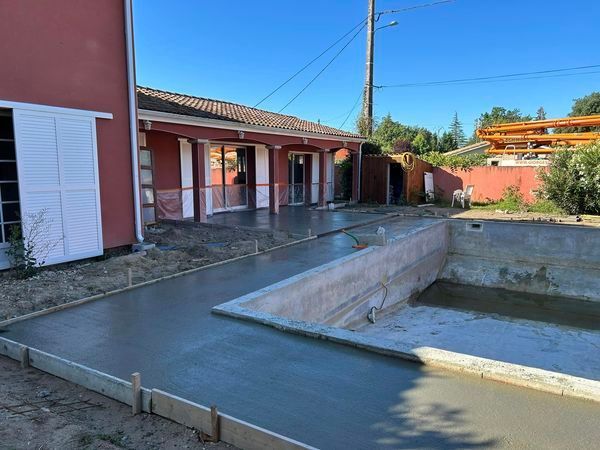 Contour de piscine en béton en Gironde