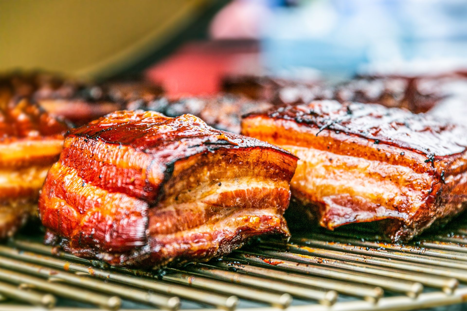 Un primer plano de tocino cocinándose en una parrilla.