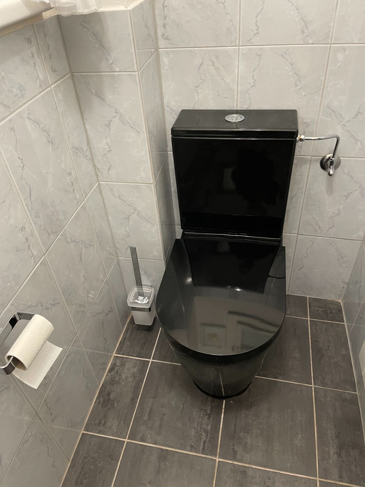 schwarzes WC eingebaut durch Dalle Feste - Sanitär