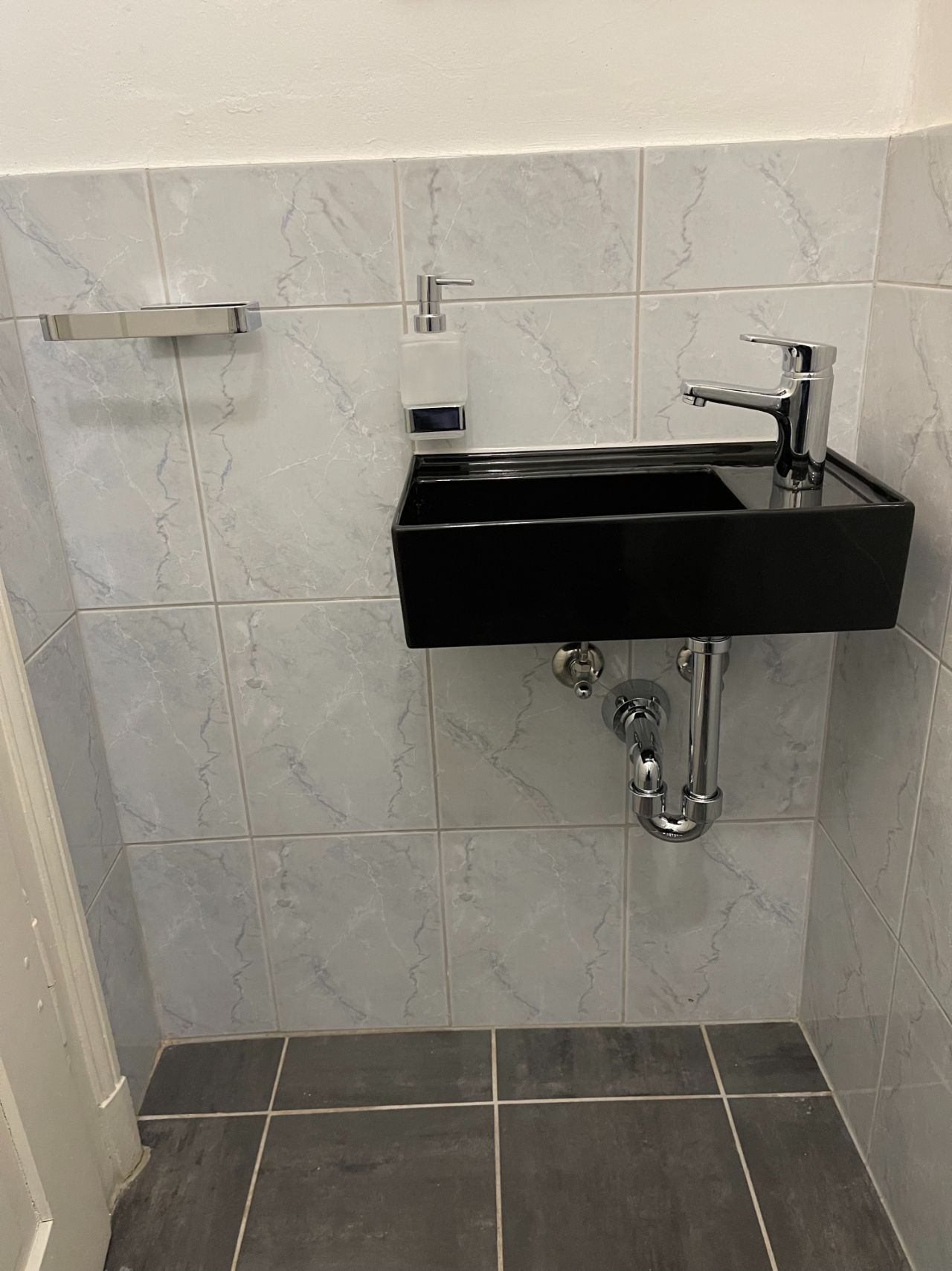 schwarzes Waschbecken eingebaut durch Dalle Feste - Sanitär