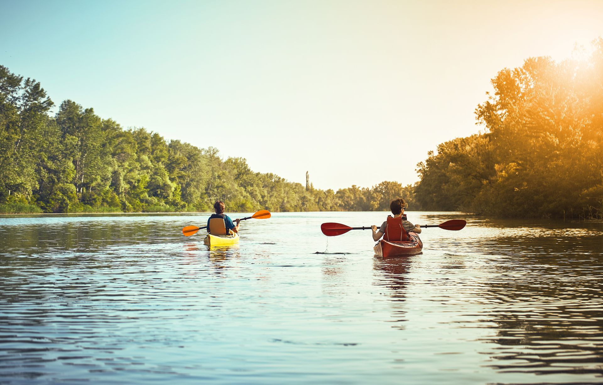 Deux personnes sur des canoës