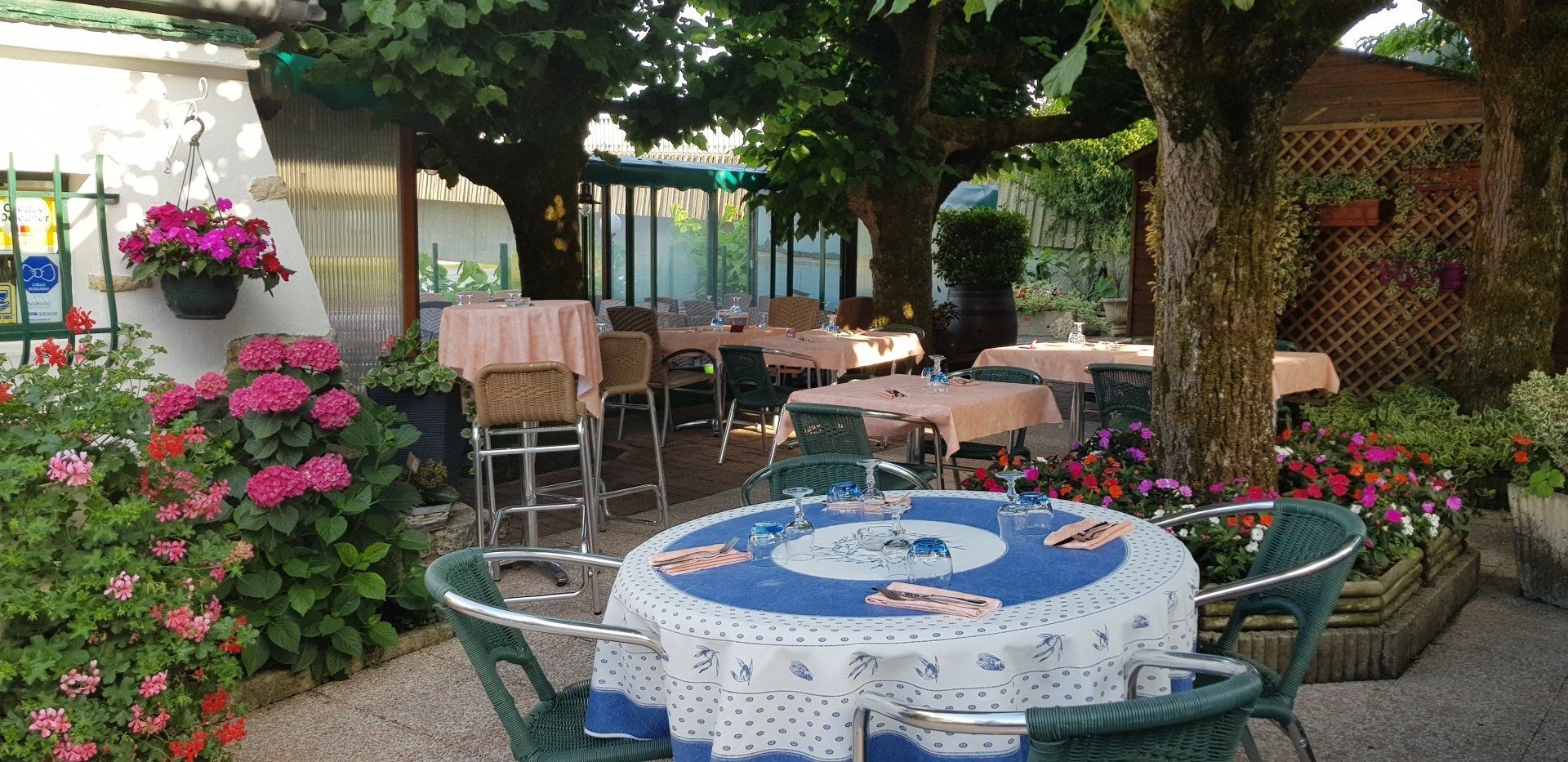 Terrasse avec nappe sur la table