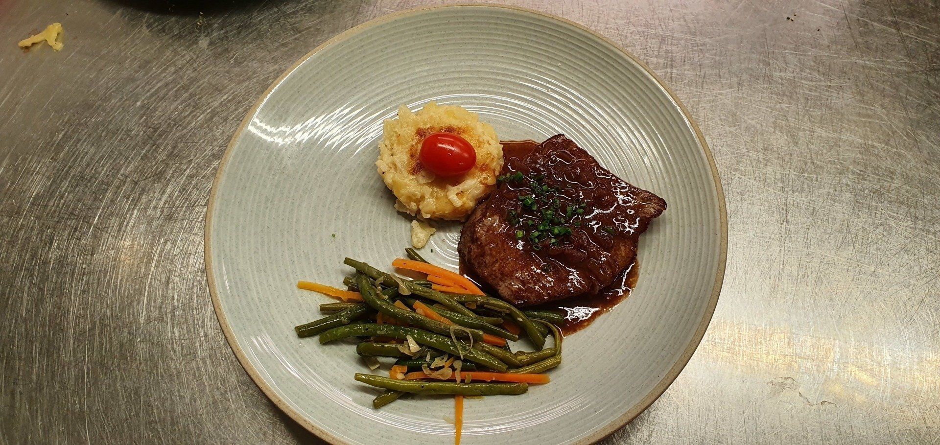 Morceau de viande et légumes