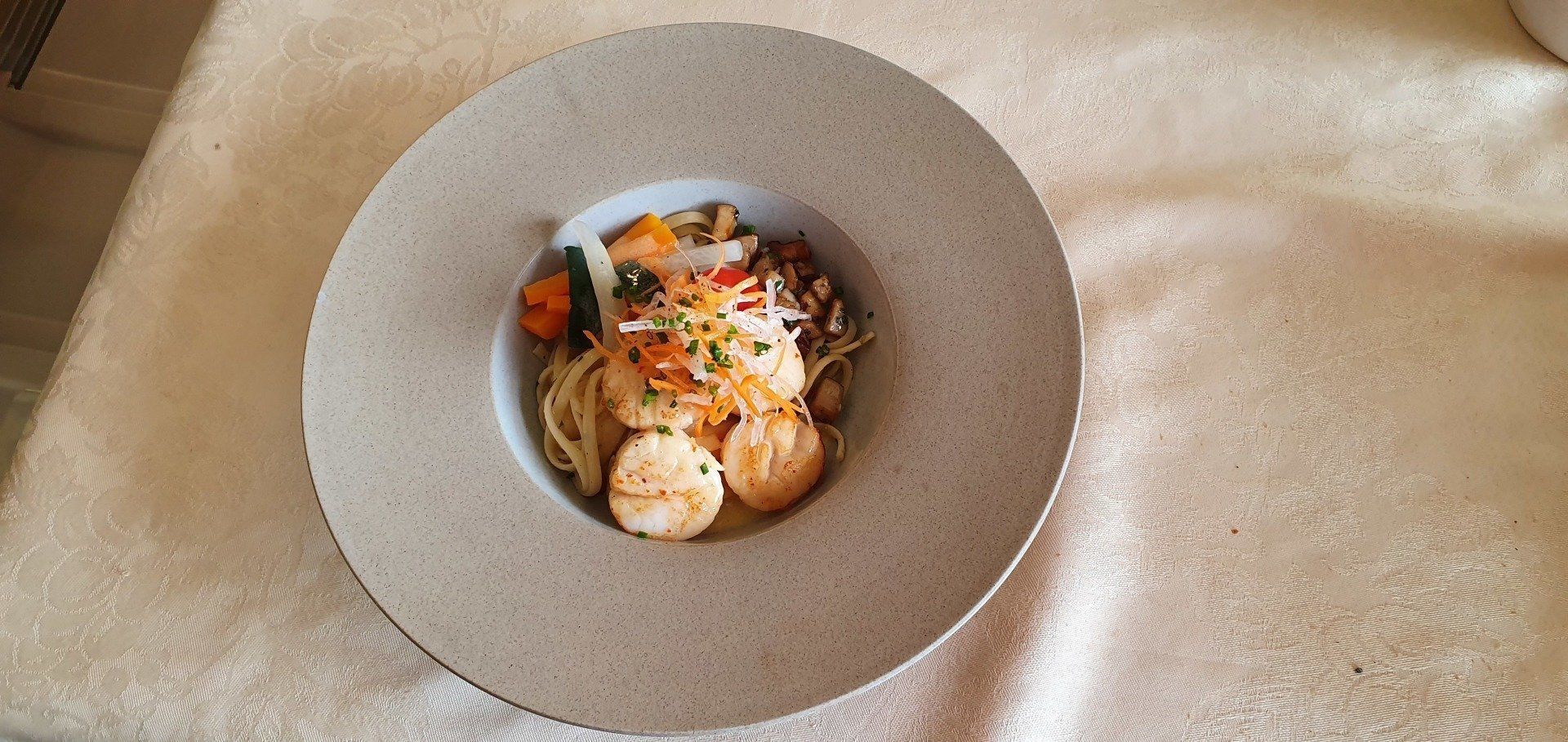 Plat dans une assiette ronde