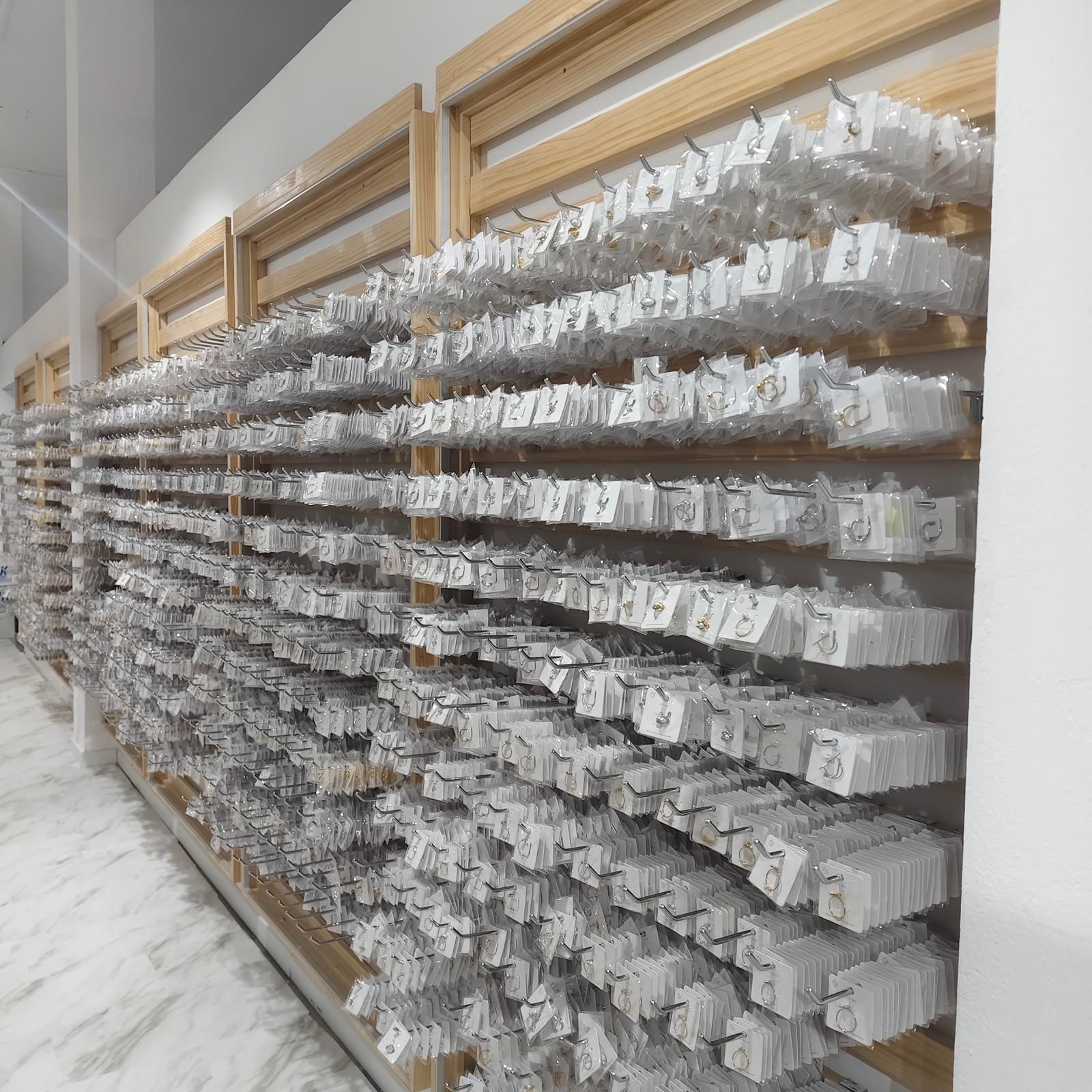 Filas de productos envasados ​​colgados en estantes de exhibición de madera.