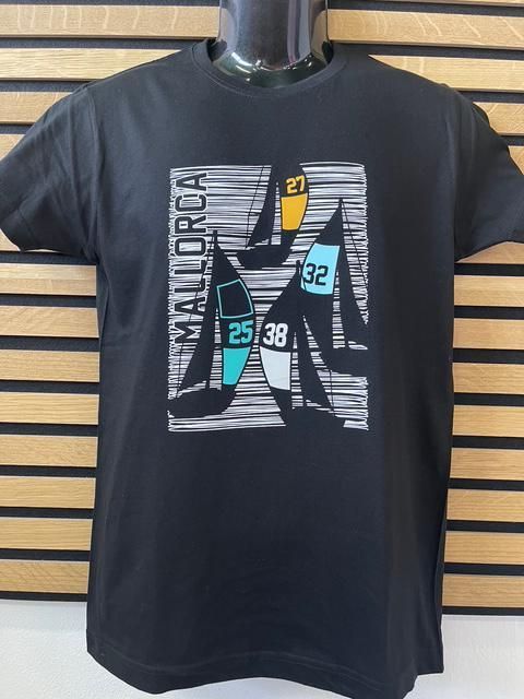 Camiseta negra con gráfico de veleros en turquesa, amarillo y blanco con la palabra 