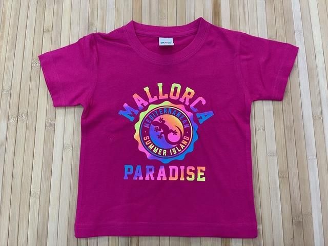Camiseta rosa con un colorido diseño gráfico “Mallorca Paradise”.
