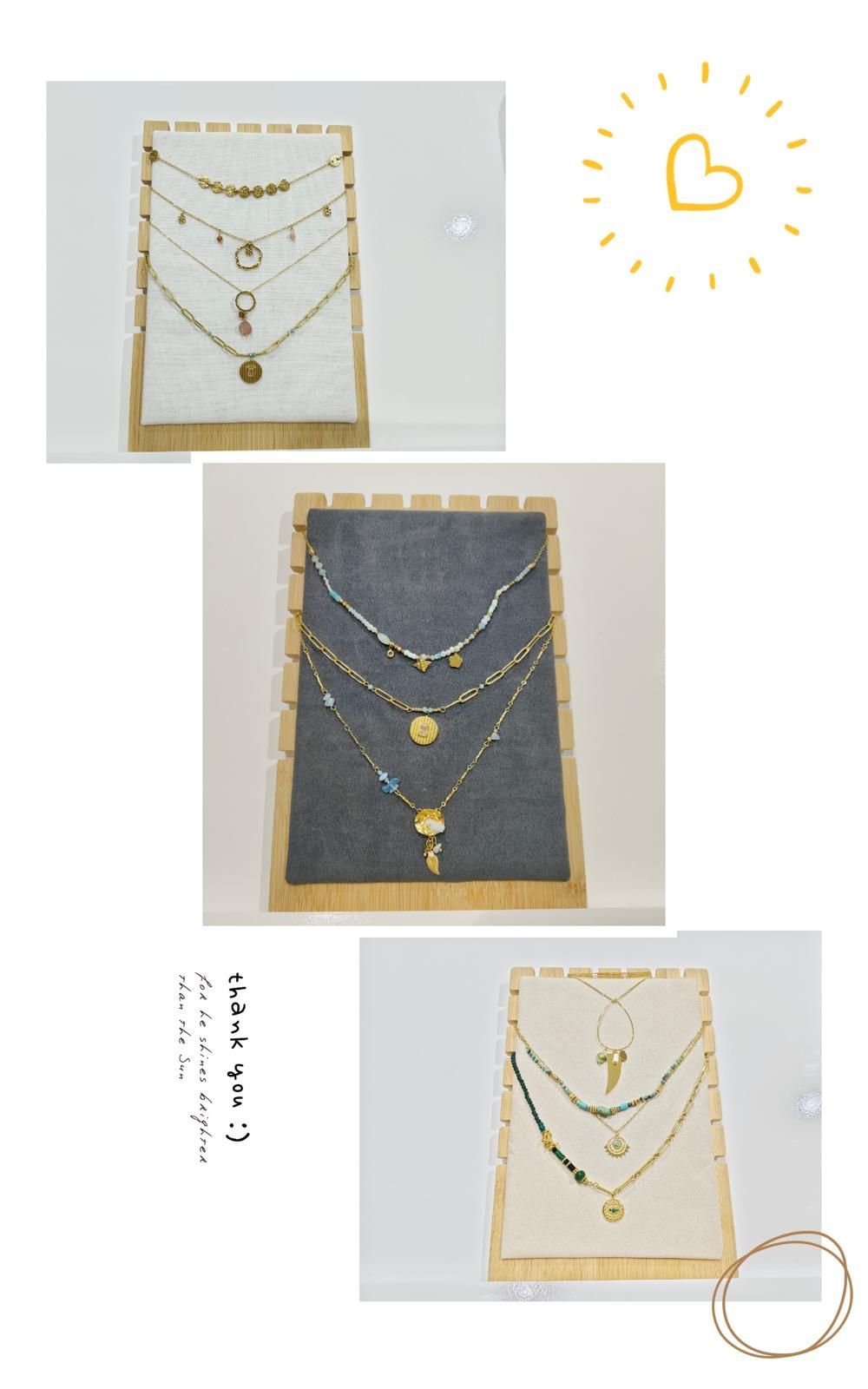 Collares de oro expuestos en soportes, con ilustración de corazón y círculo.