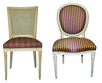 Una silla con respaldo de caña y una silla con asiento a rayas
