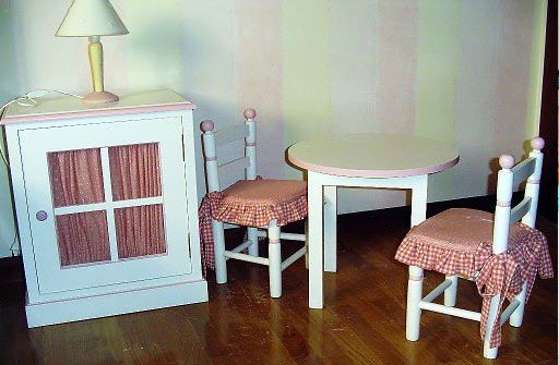 Una mesa y sillas en una habitación con una lámpara.