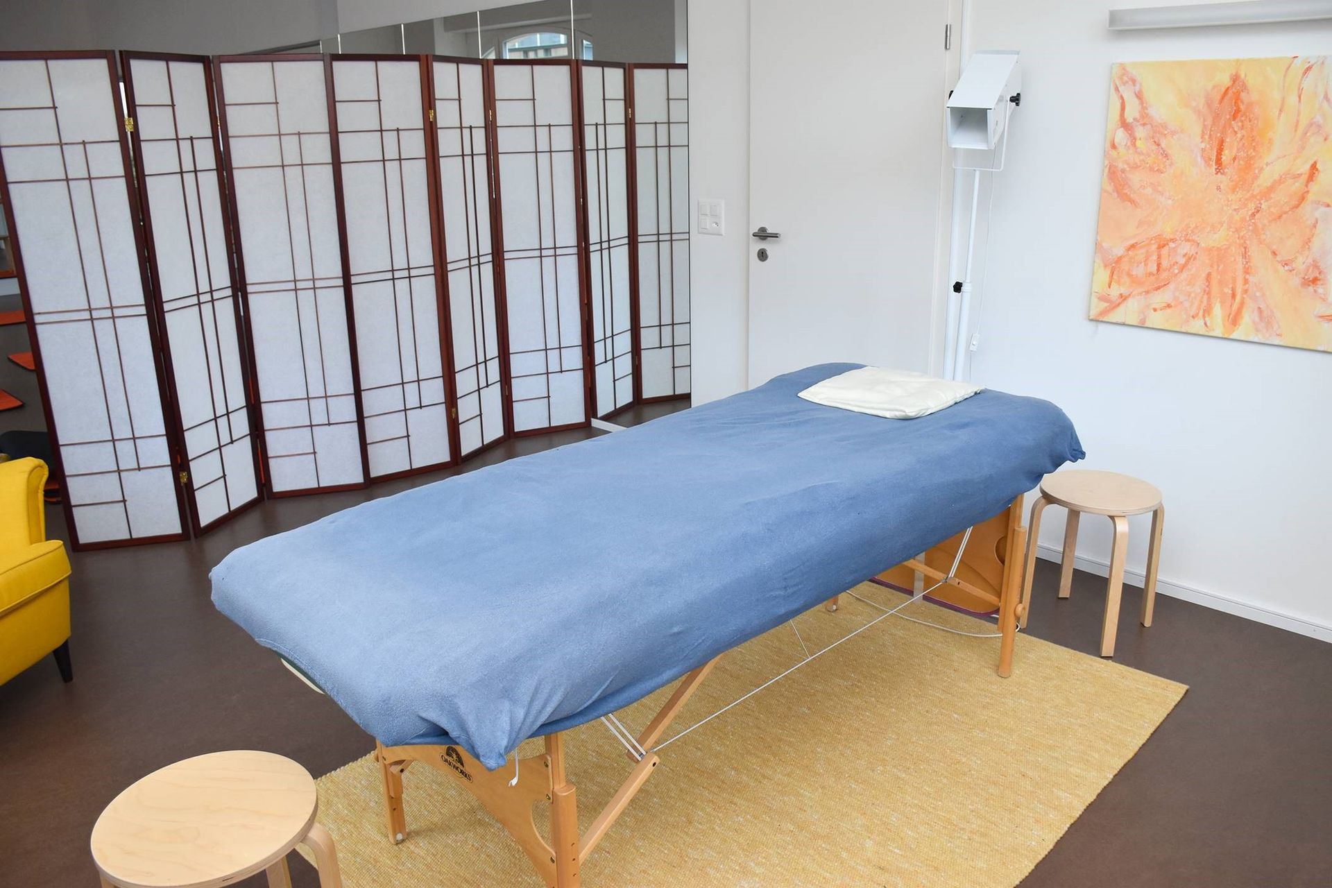 Ein Bild eines Berges in einem Rahmen auf grauem Hintergrund.