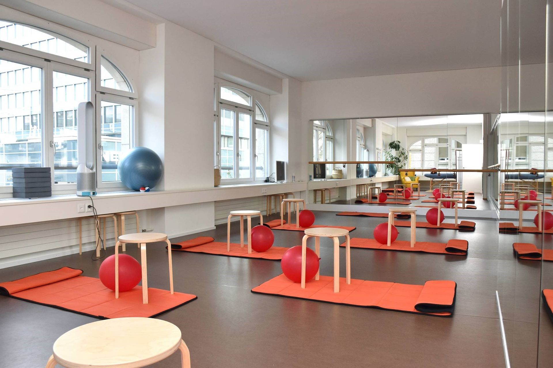 Ein Bild eines Berges in einem Rahmen auf grauem Hintergrund.