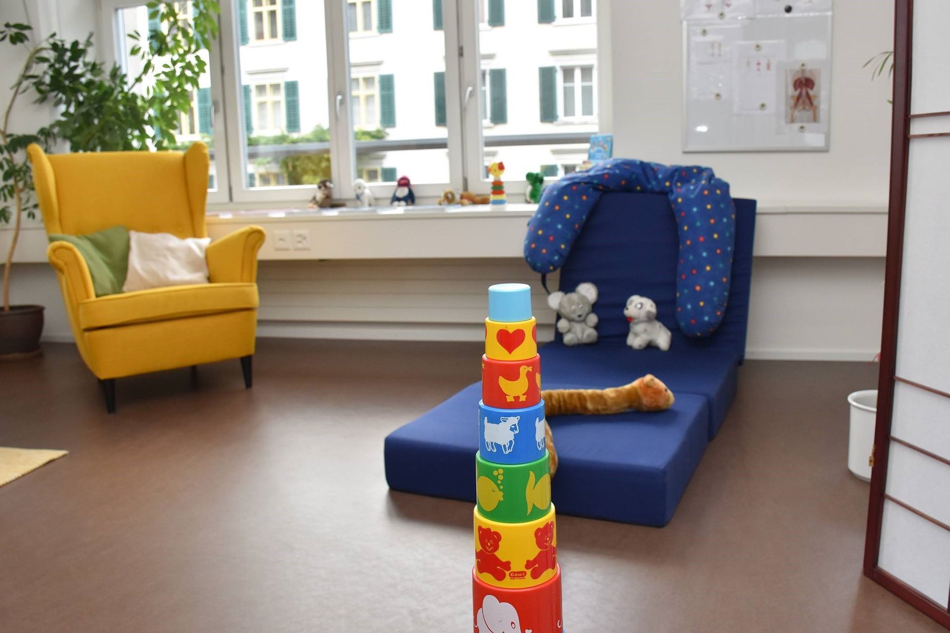 Ein Bild eines Berges in einem Rahmen auf grauem Hintergrund.