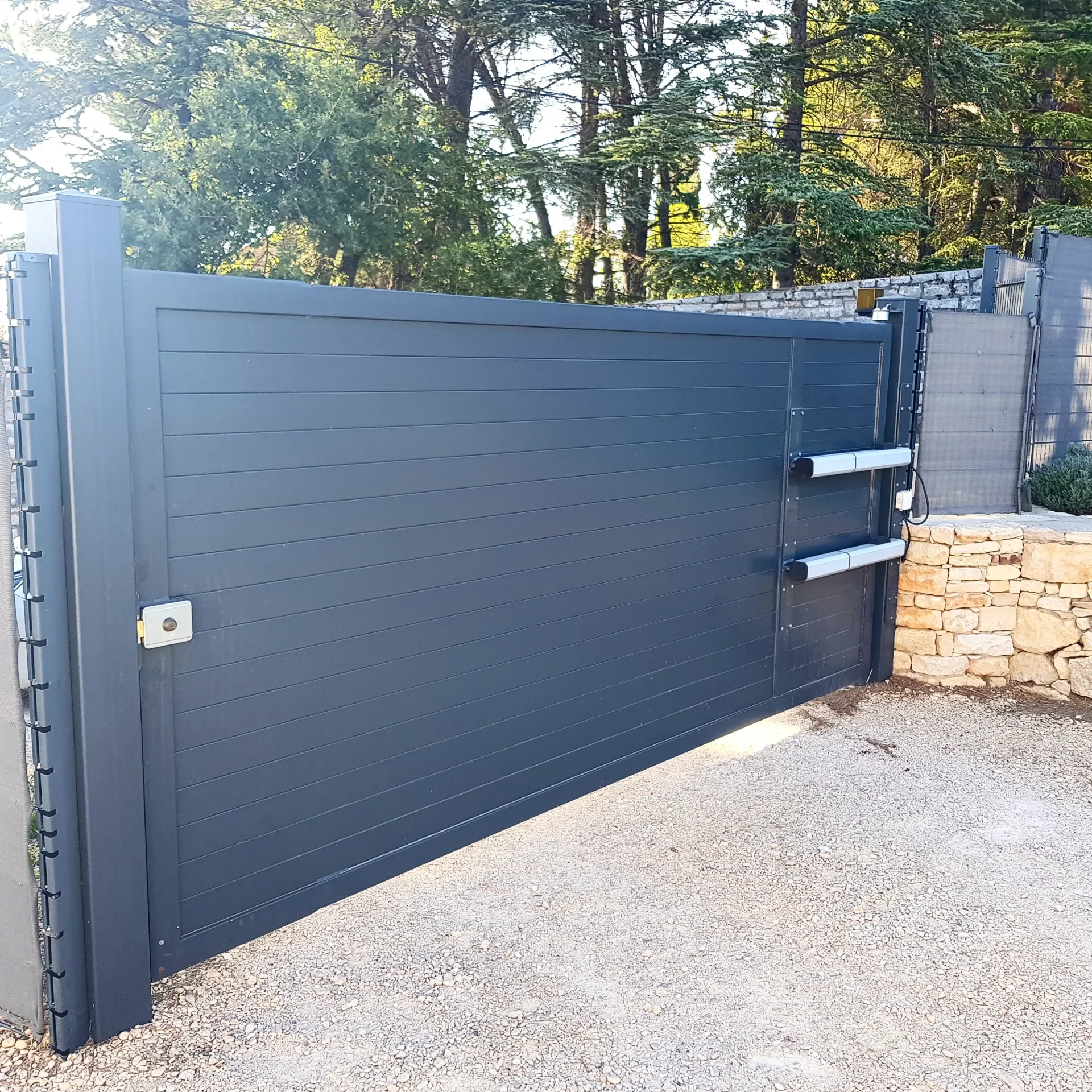 Portail PVC automatique gris