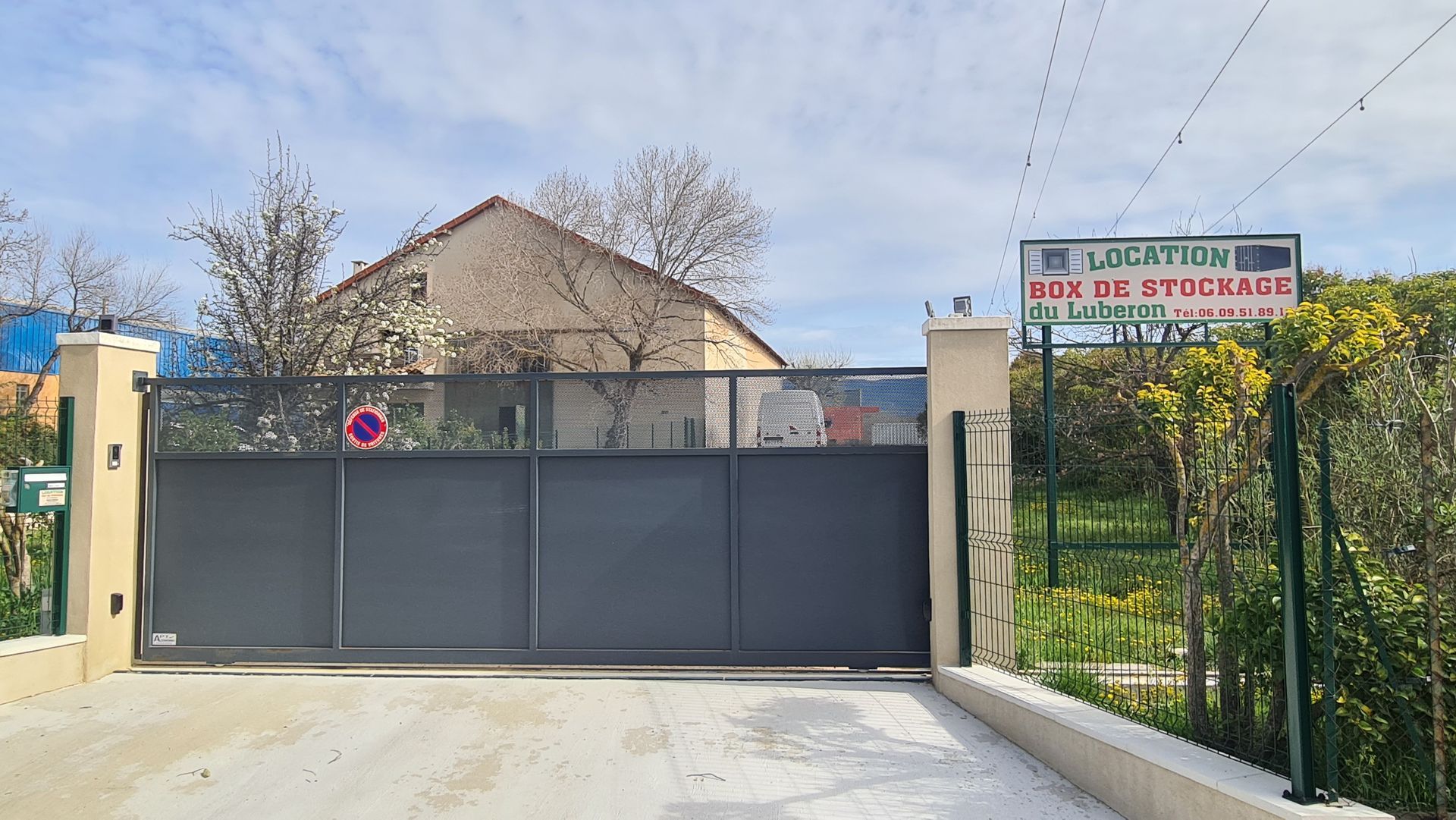 Portail en PVC pour une entreprise