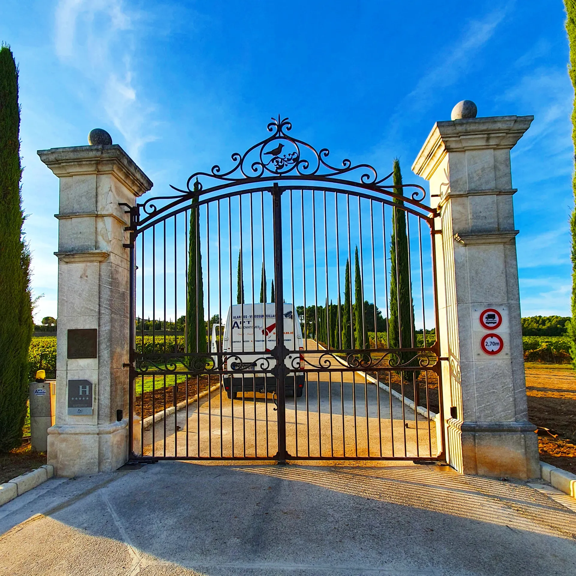 Entrée de propriété avec portail