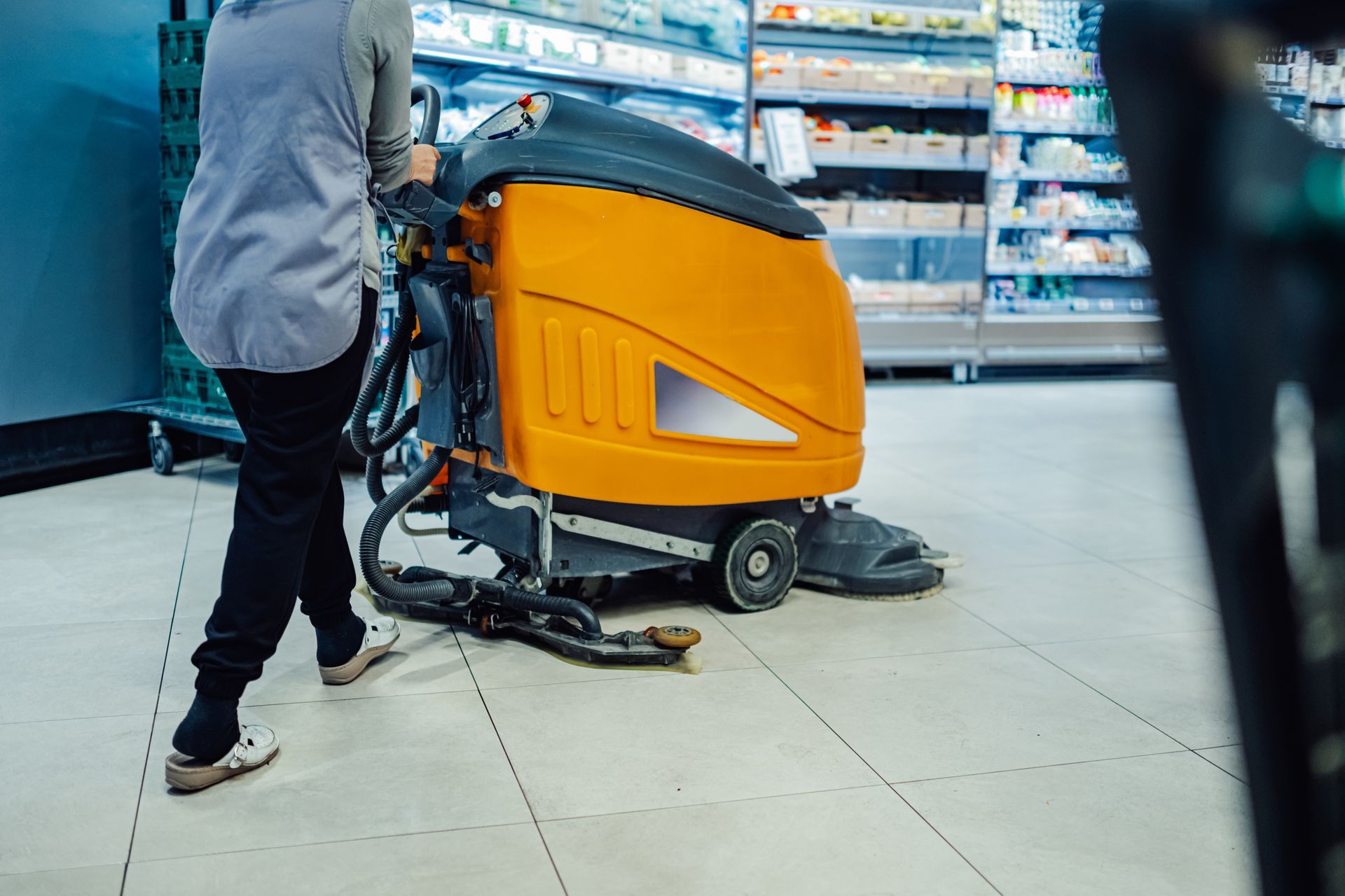 Nettoyage du sol d'un supermarché avec une autolaveuse