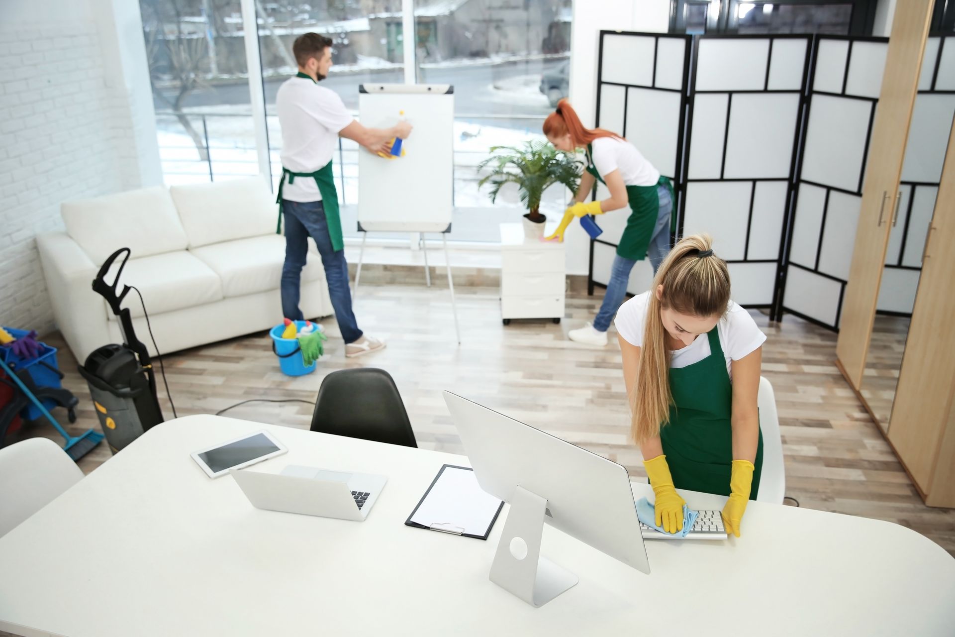 Équipe d'agents de nettoyage qui nettoient un bureau