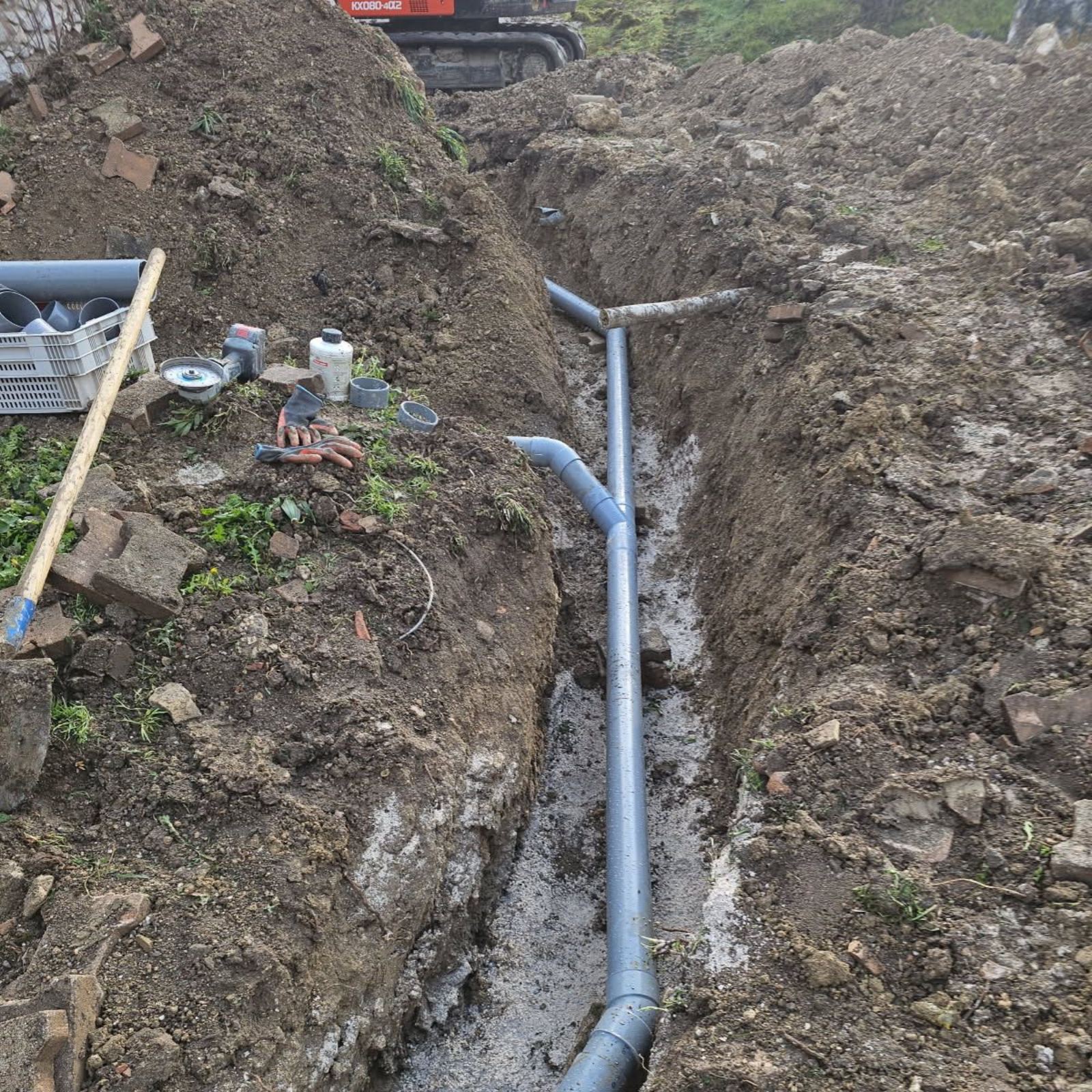Une tranchée pour passage de conduits d'évacuation d'eau